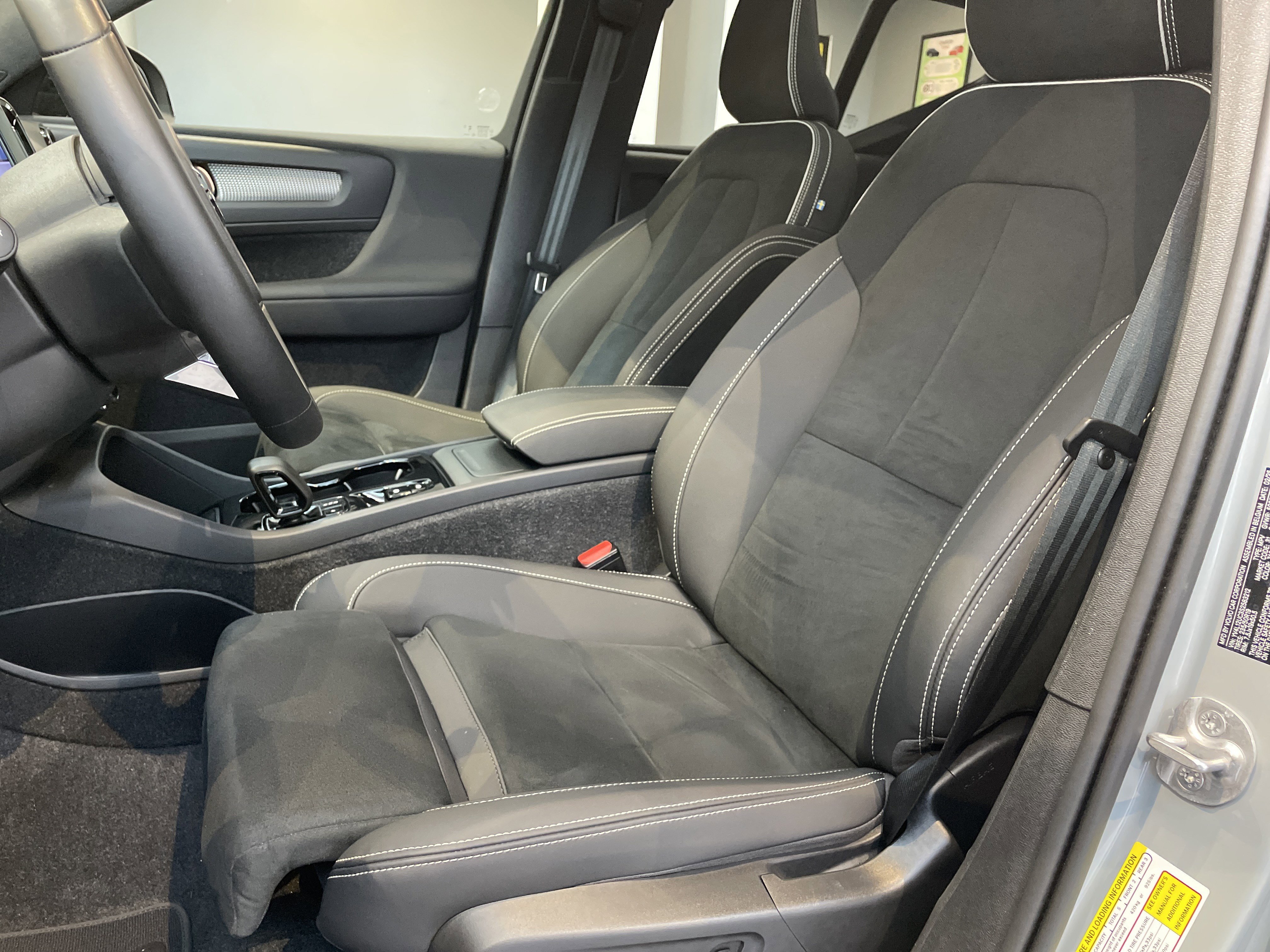 Used 2025 Volvo XC40 B5 Plus image 18