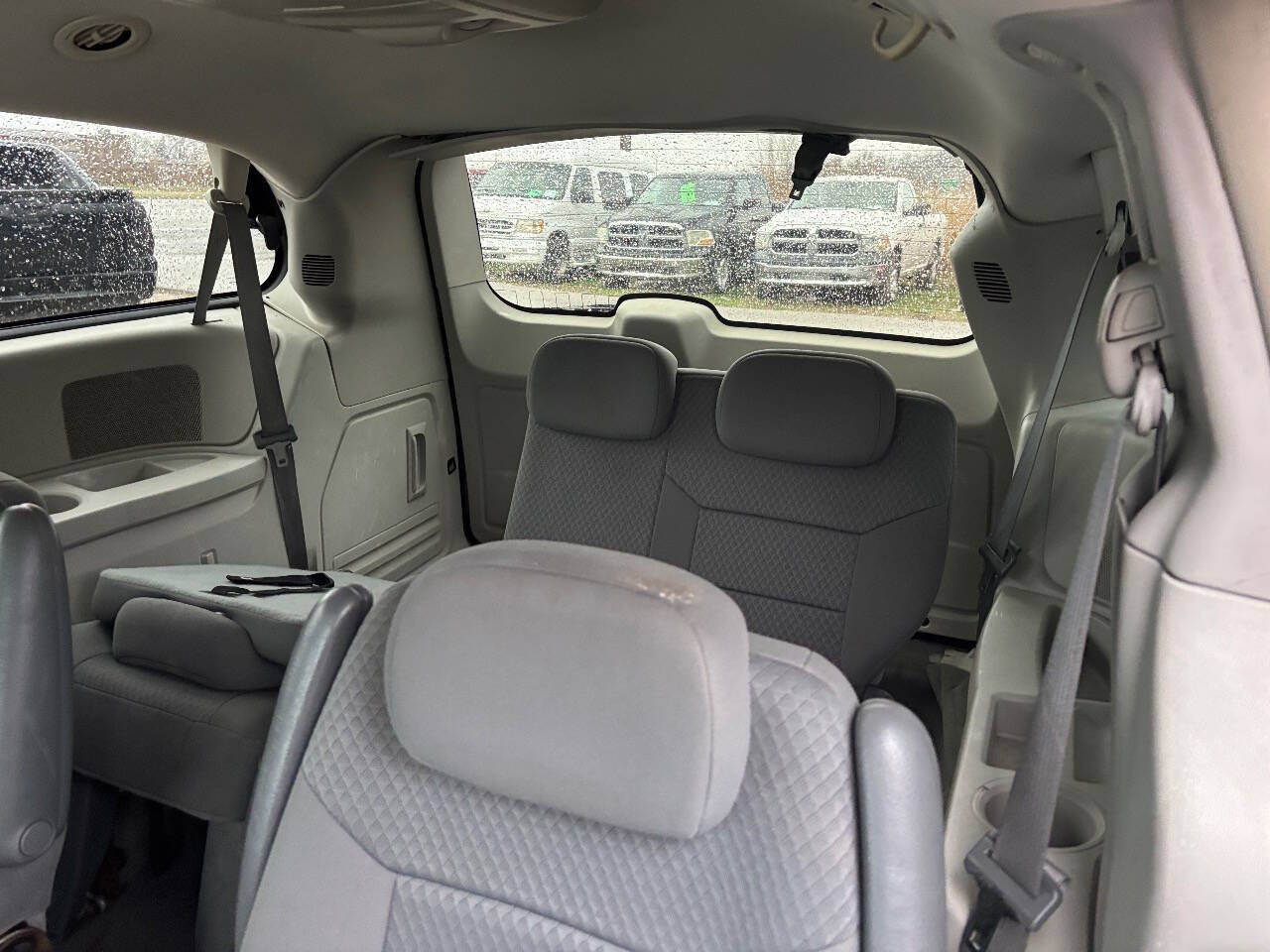 Used 2010 Chrysler Town & Country Touring FWD image 15