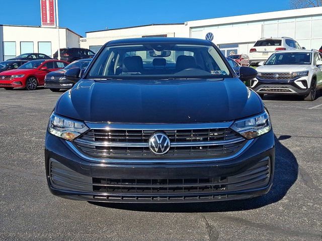Certified 2023 Volkswagen Jetta SE w/ Panoramic Sunroof Package FWD image 2