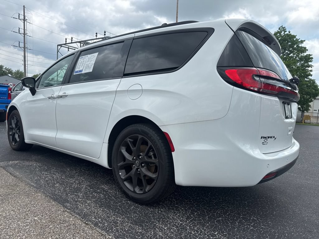Used 2025 Chrysler Pacifica Limited FWD image 3