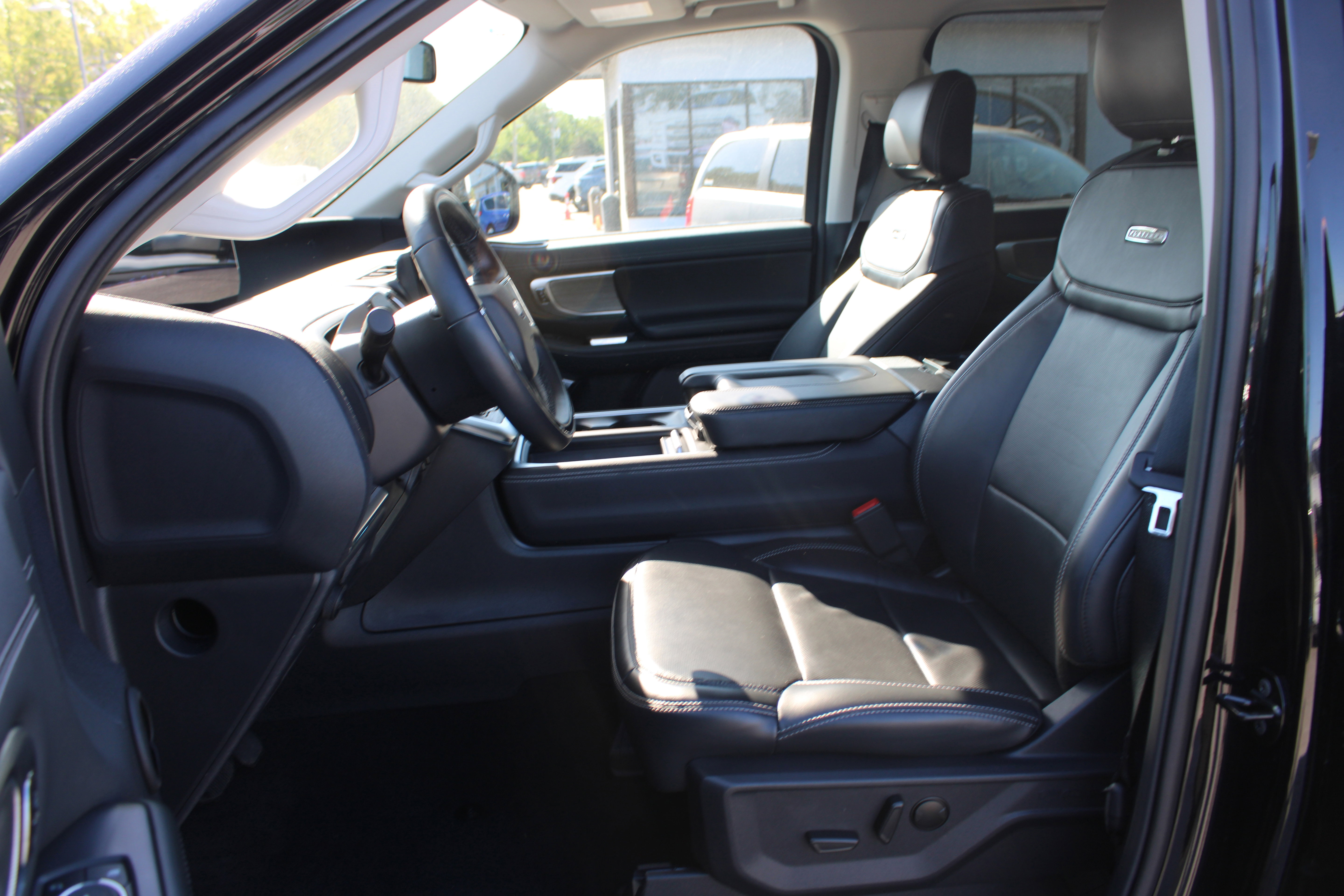 Used 2025 Ford Expedition Platinum image 19
