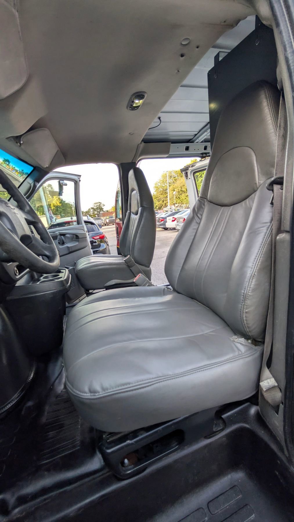 Used 2005 Chevrolet Express 3500 image 9