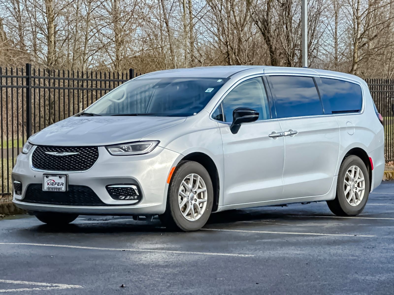 Used 2024 Chrysler Pacifica Touring-L image 8