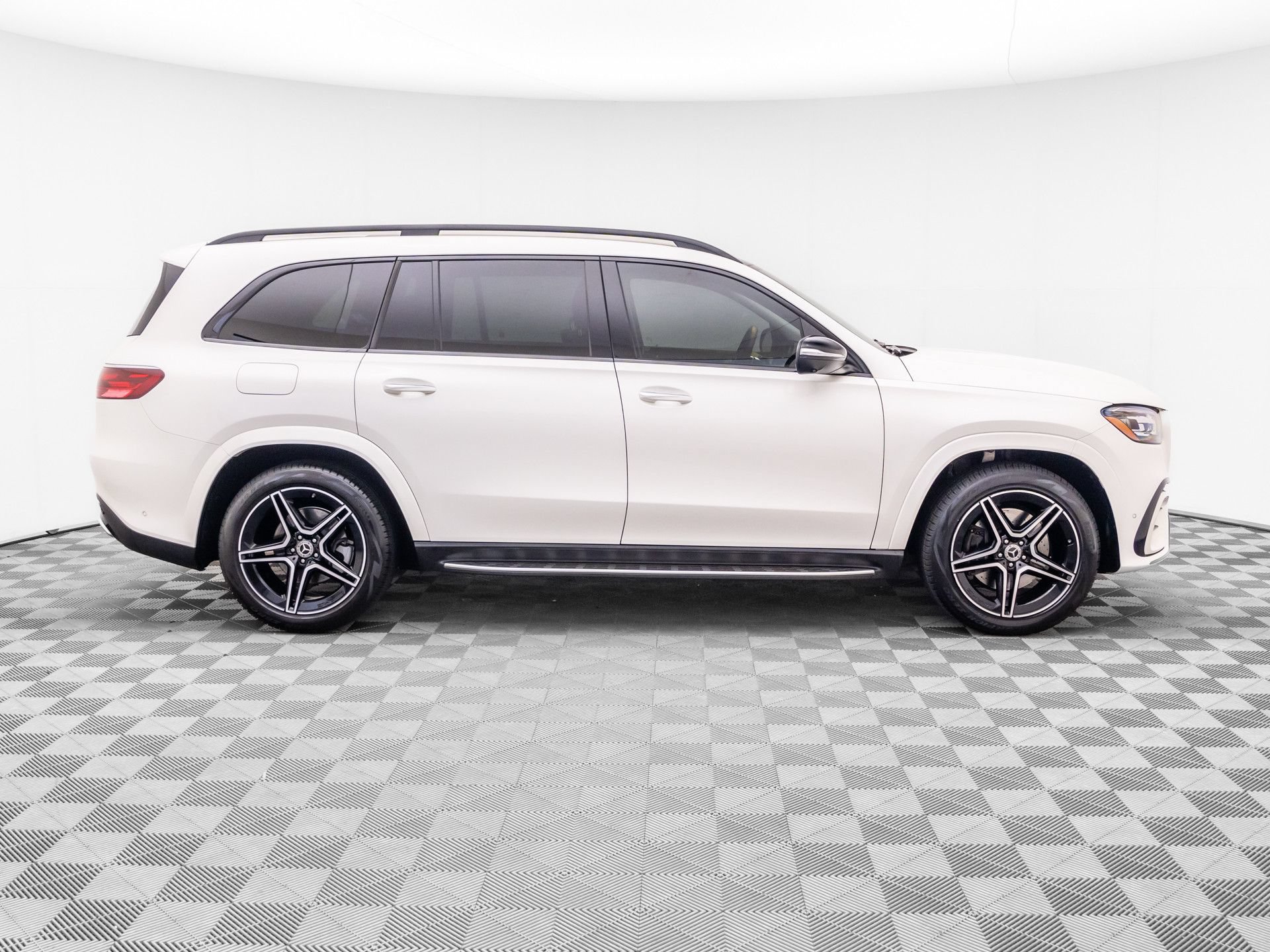 Used 2024 Mercedes-Benz GLS 450 4MATIC image 6