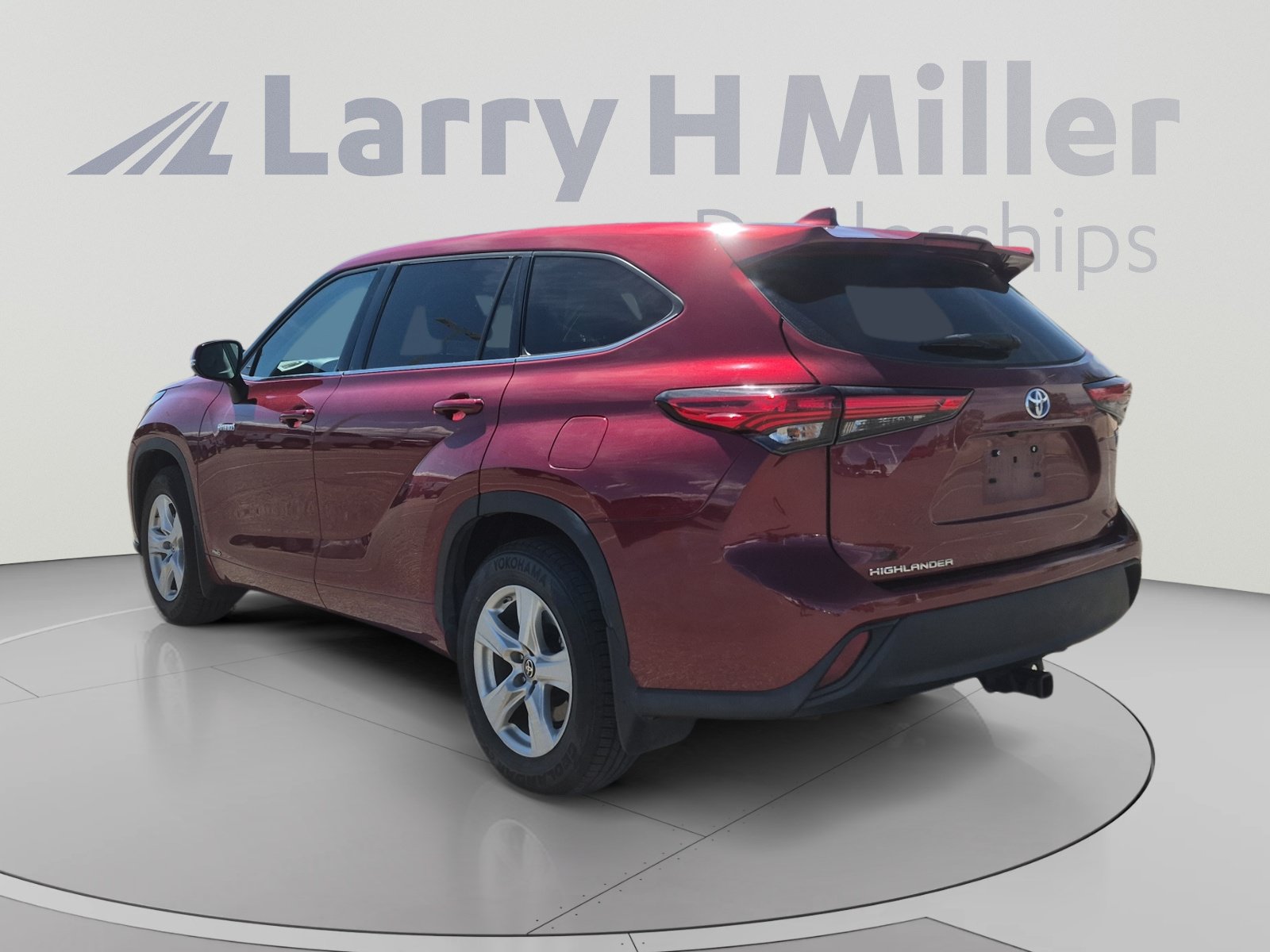 Used 2021 Toyota Highlander LE AWD/4WD image 3