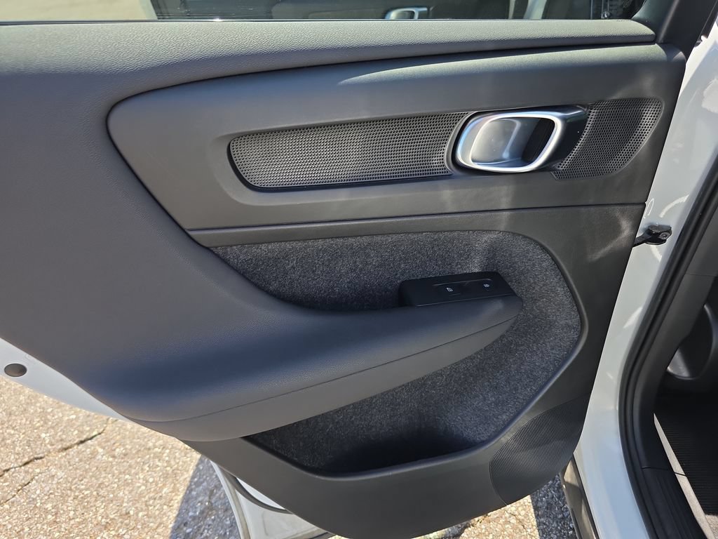 Used 2023 Volvo C40 P8 Recharge Ultimate AWD/4WD image 17