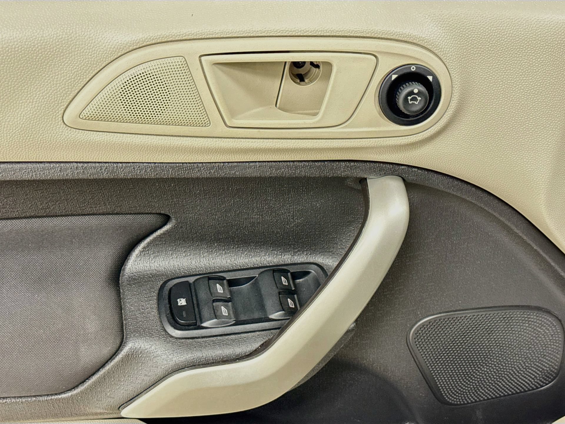Used 2013 Ford Fiesta SE FWD image 16