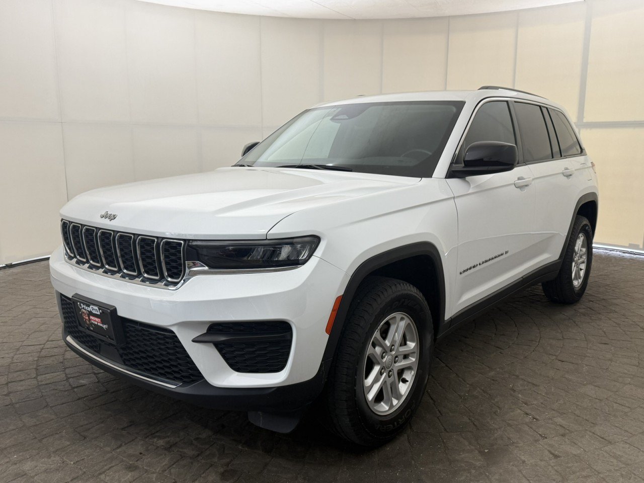 Used 2022 Jeep Grand Cherokee Laredo w/ Luxury Tech Group I AWD/4WD image 3