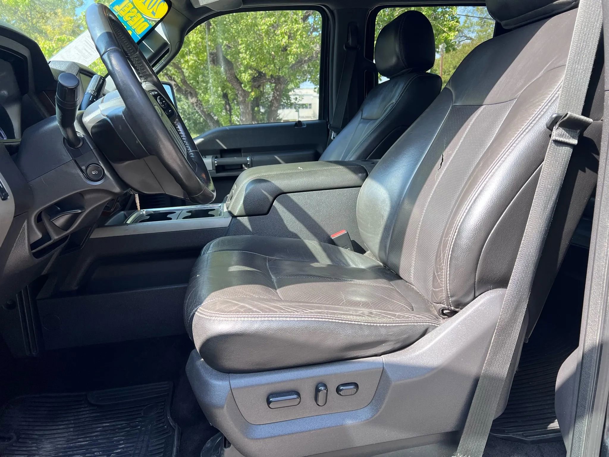 Used 2015 Ford F250 Lariat w/ Lariat Interior Package image 10