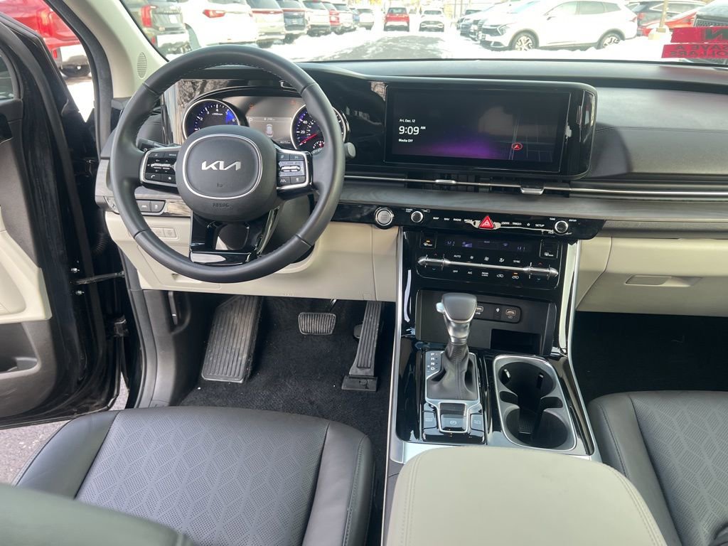Certified 2023 Kia Carnival EX image 16