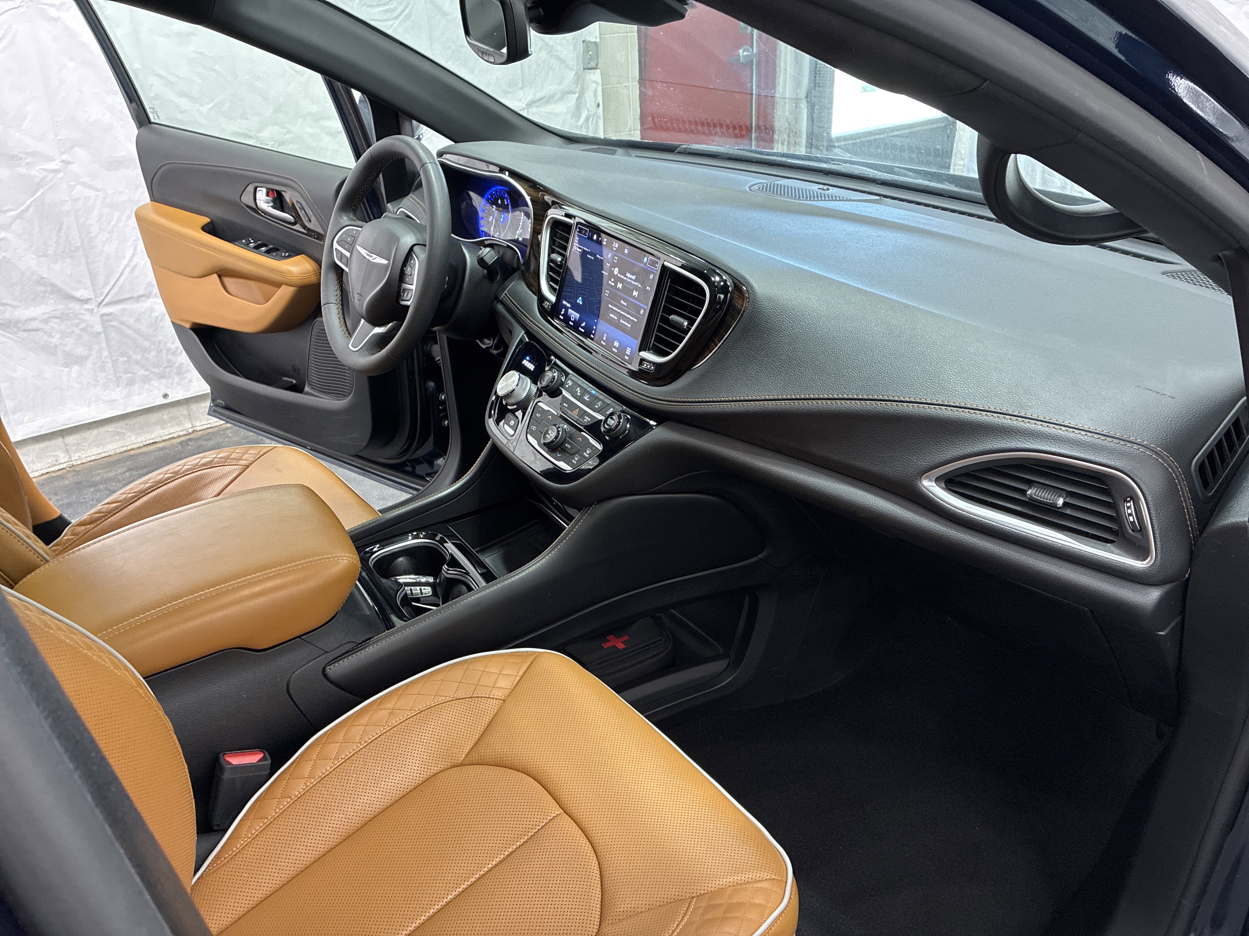 Certified 2022 Chrysler Pacifica Pinnacle AWD/4WD image 17