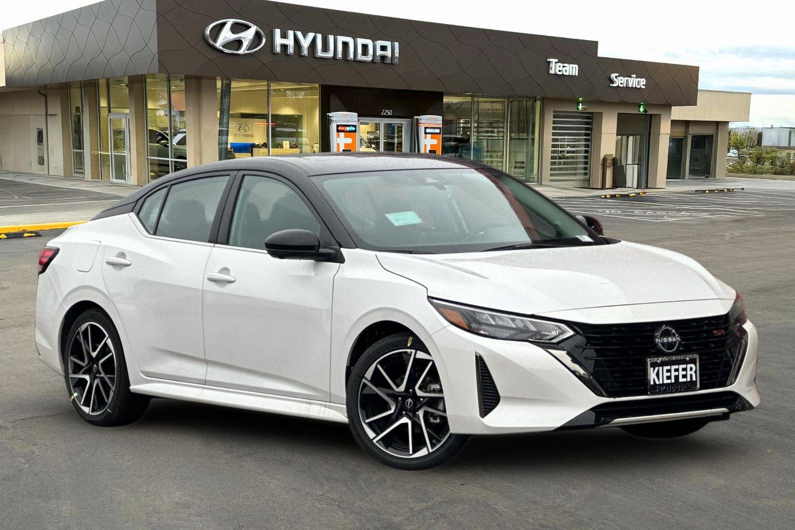 Used 2025 Nissan Sentra SR w/ SR Premium Package image 2