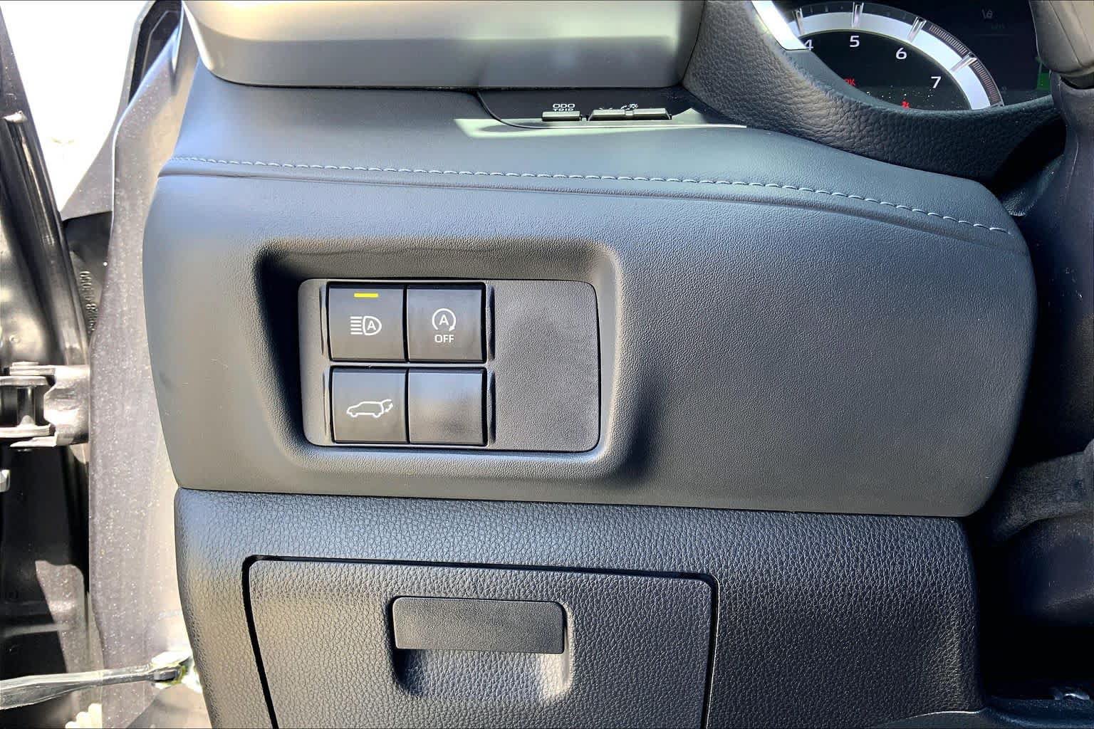 Used 2024 Toyota Highlander XLE FWD image 33