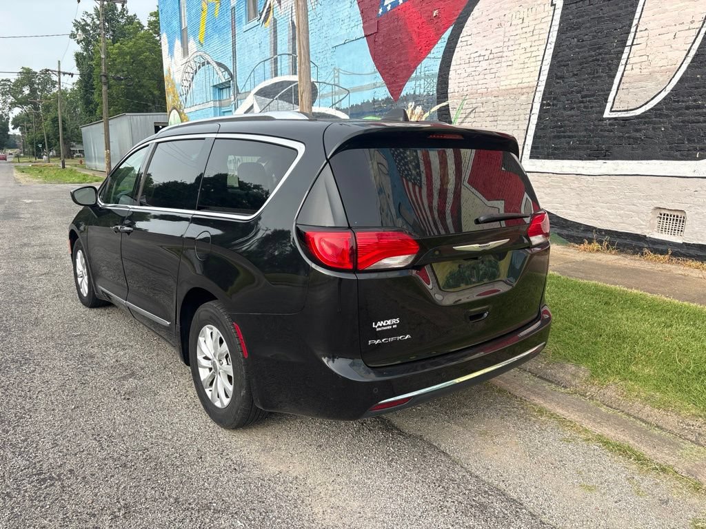 Used 2019 Chrysler Pacifica Touring-L FWD image 5