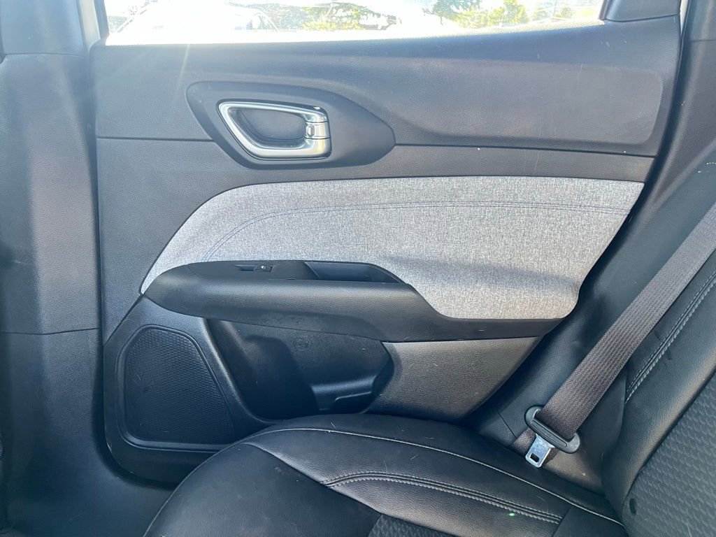 Used 2025 Jeep Compass Latitude image 13
