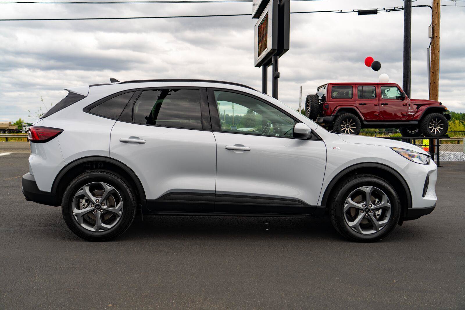 Used 2025 Ford Escape ST-Line Select AWD/4WD image 9