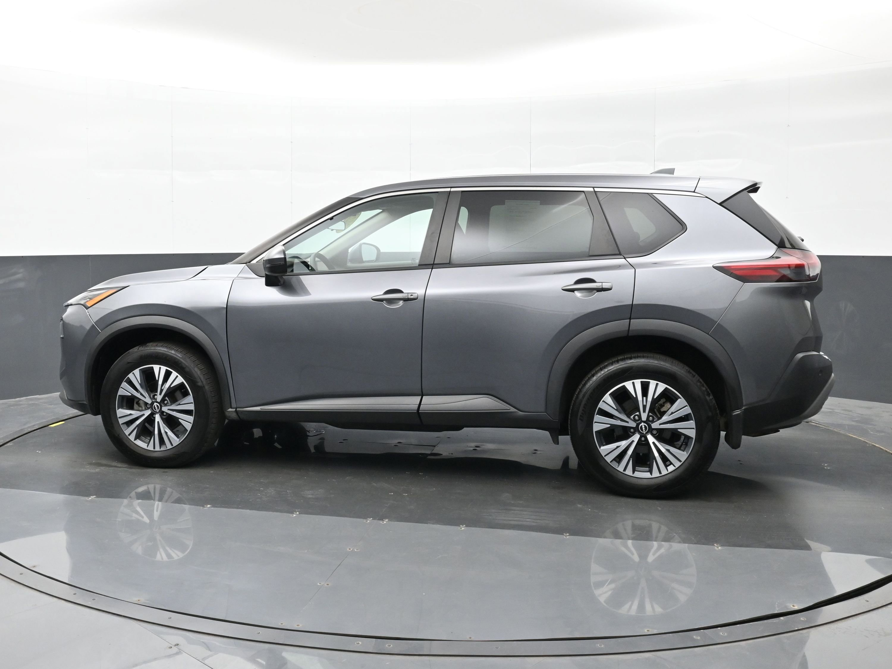 Used 2022 Nissan Rogue SV image 9