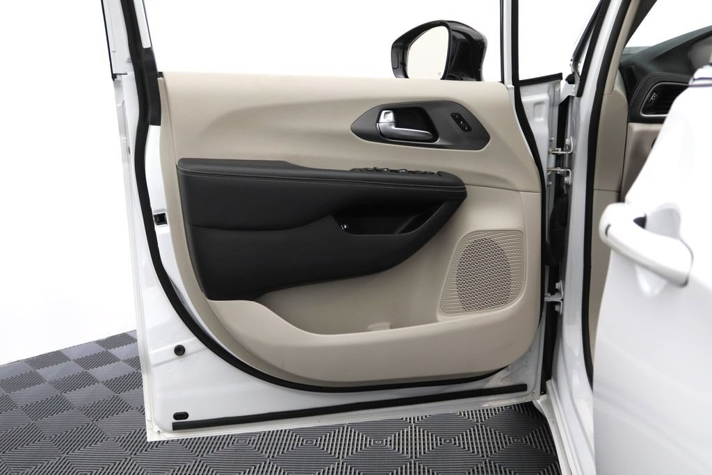 Used 2024 Chrysler Pacifica Limited FWD image 11