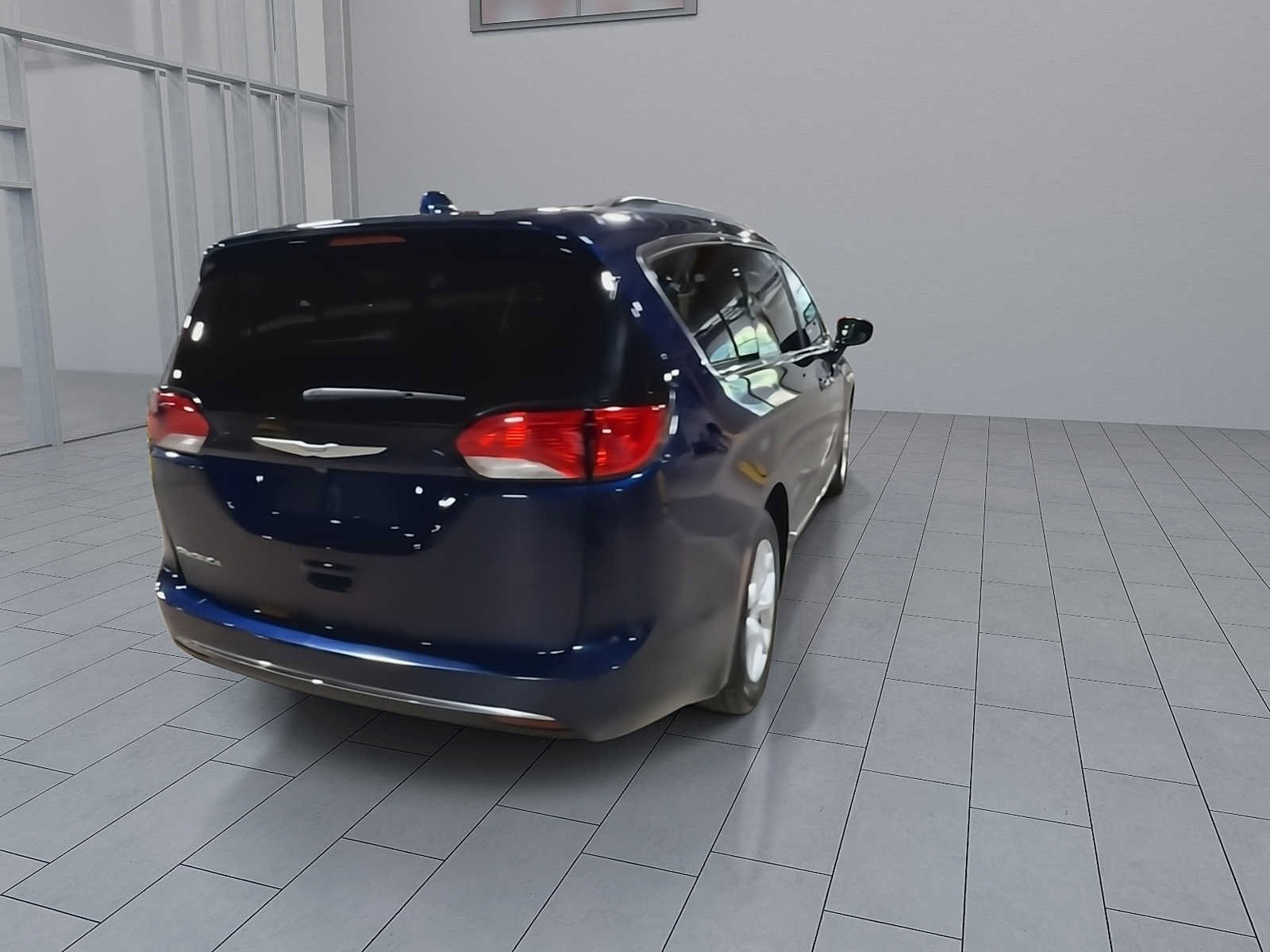 Used 2017 Chrysler Pacifica Touring-L w/ Tire & Wheel Group FWD image 8