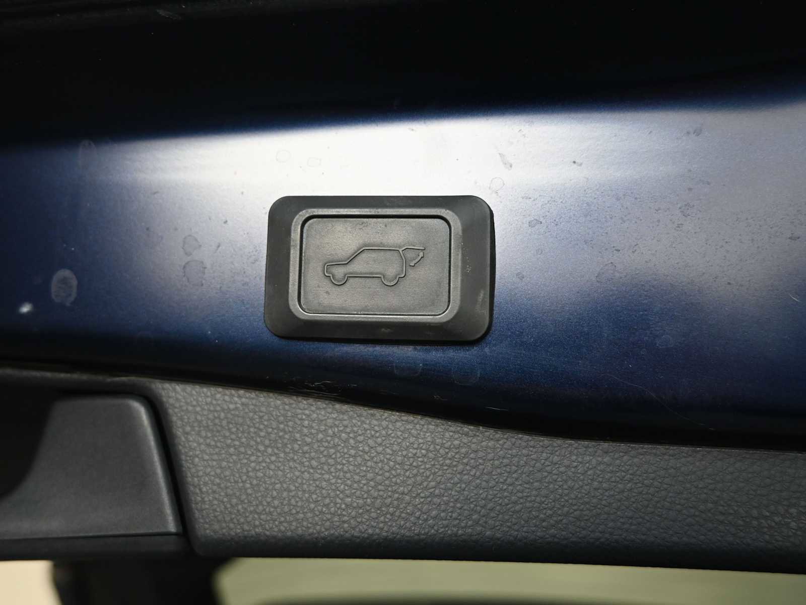 Used 2021 Toyota RAV4 SE w/ Weather & Moonroof Package image 26