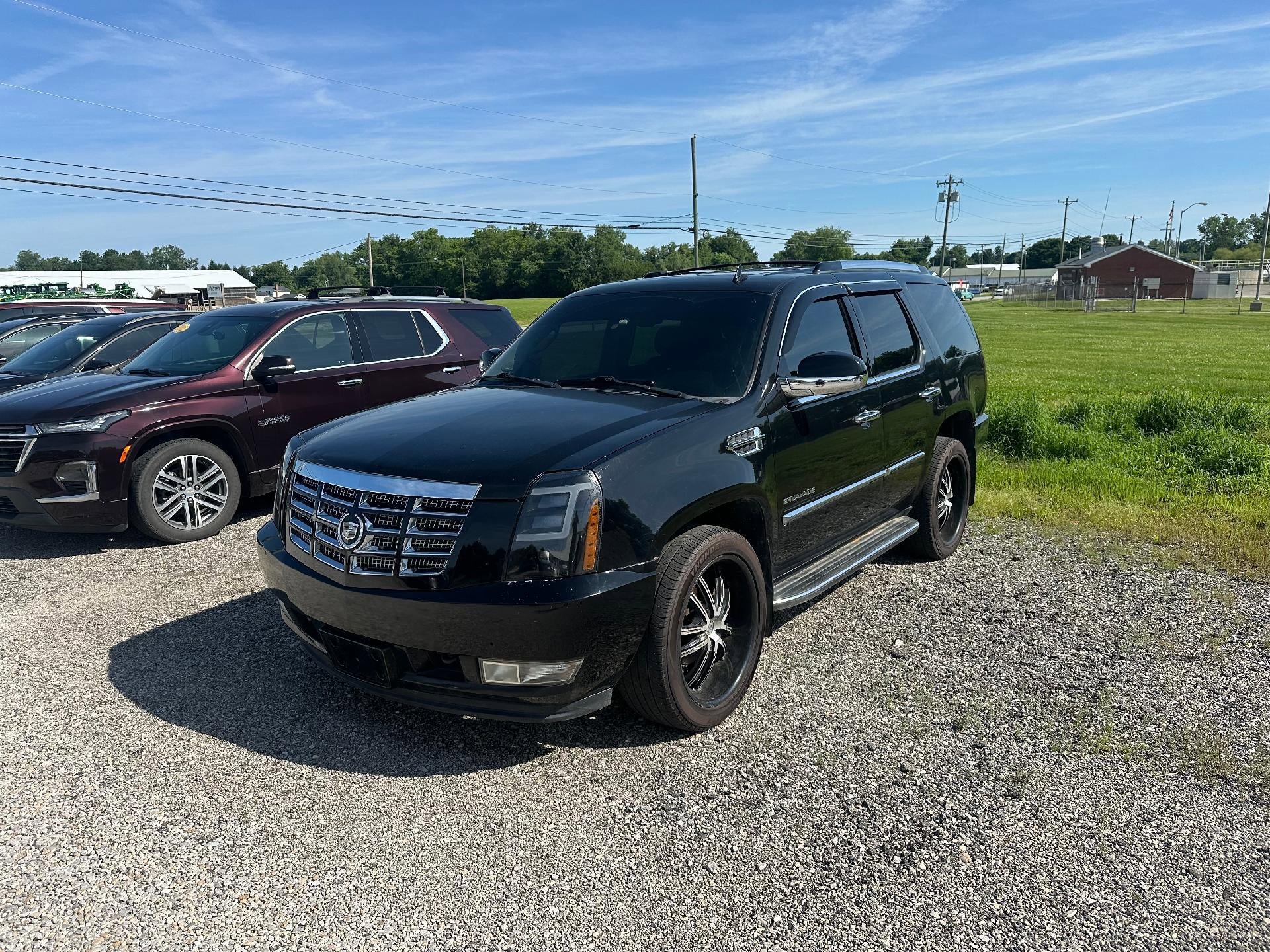 Used 2011 Cadillac Escalade Luxury AWD/4WD image 1