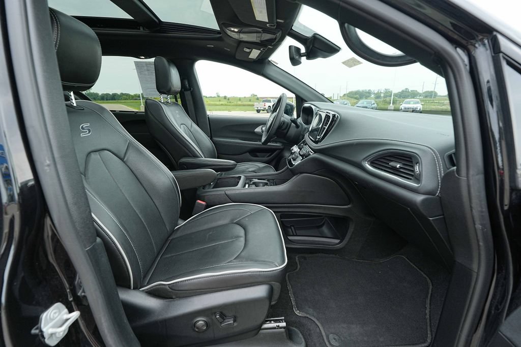 Used 2025 Chrysler Pacifica Limited FWD image 21