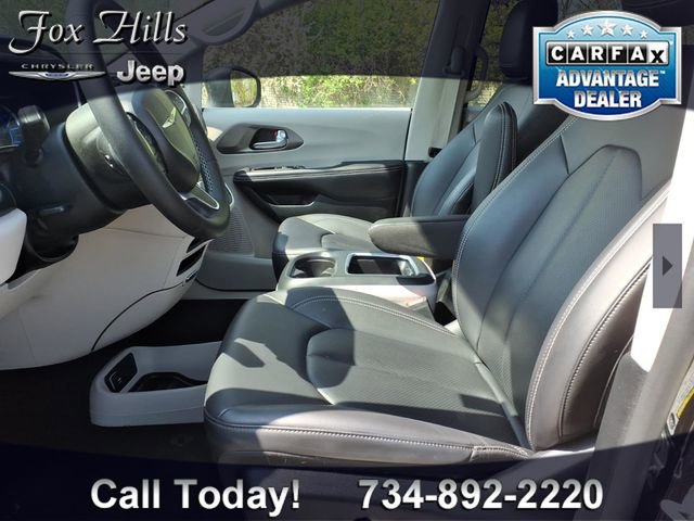 Used 2023 Chrysler Pacifica Touring-L FWD image 17