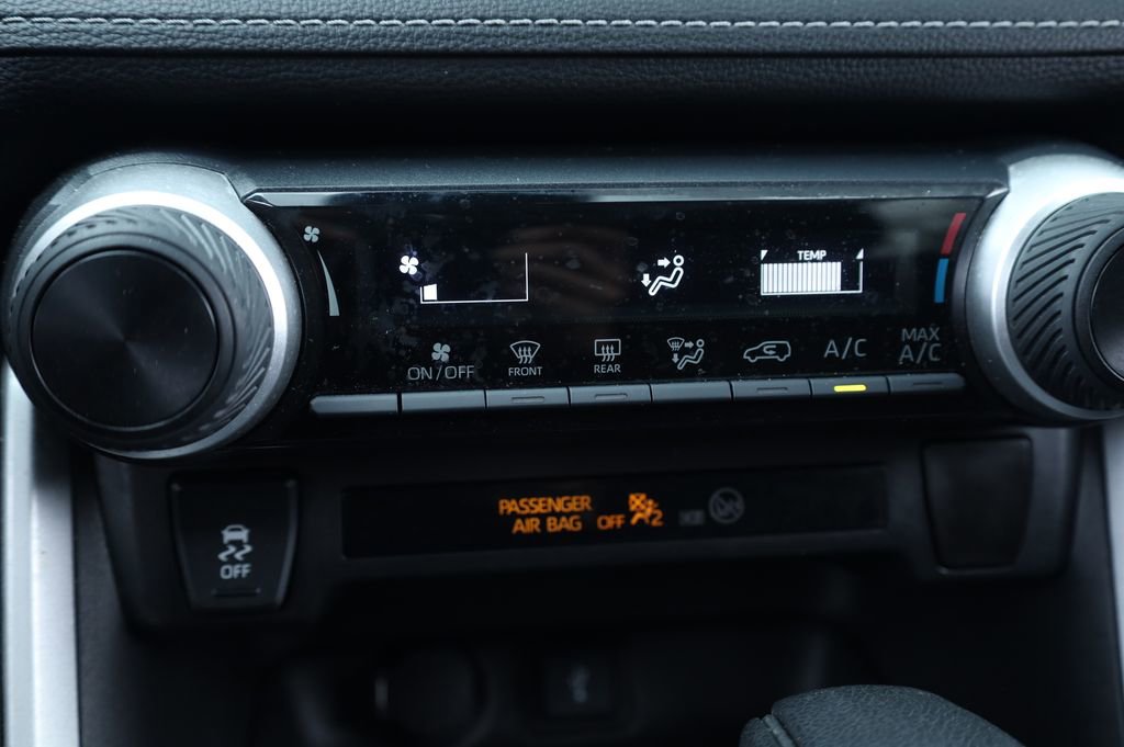 Used 2021 Toyota RAV4 LE image 8