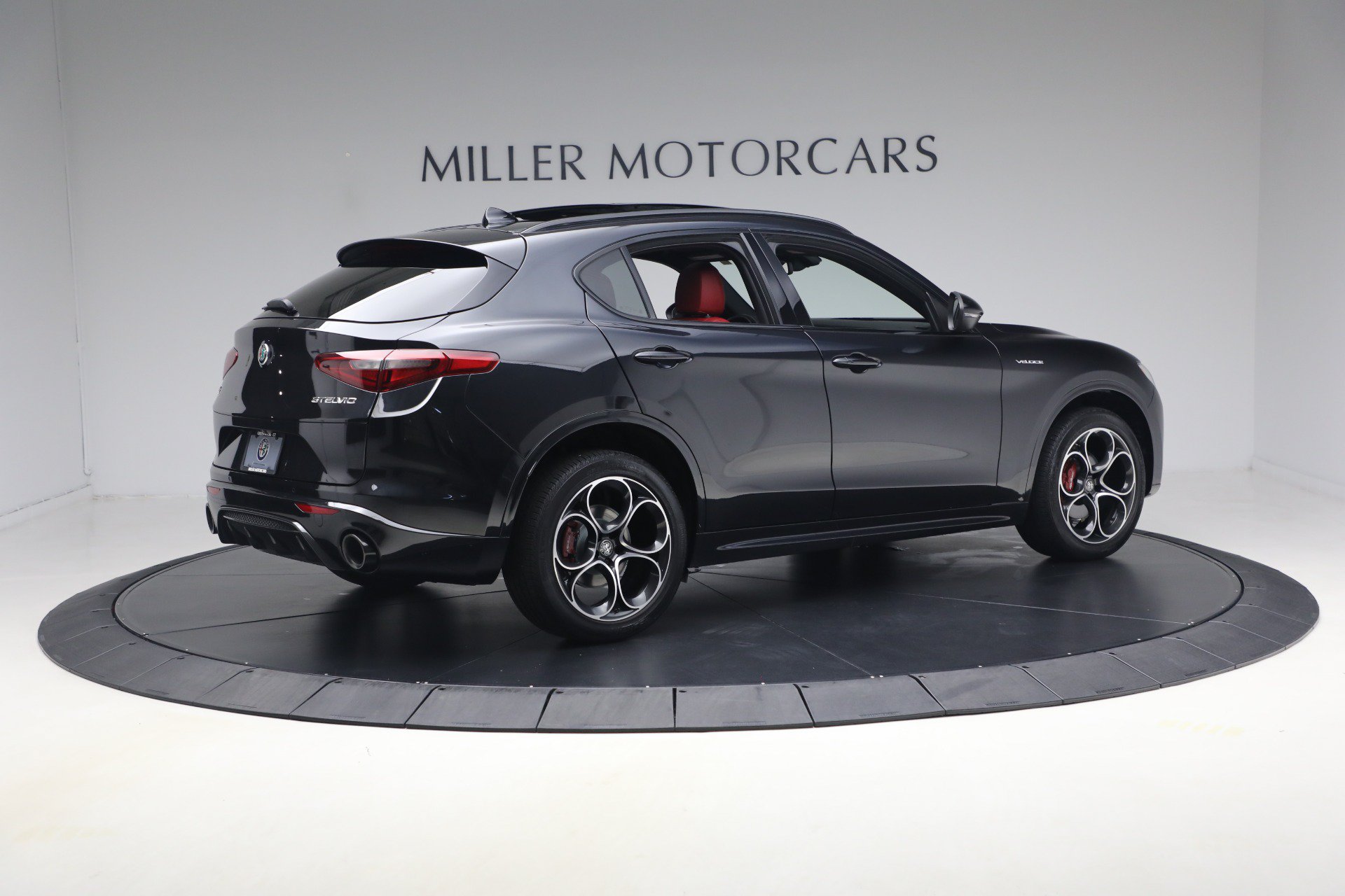 Used 2023 Alfa Romeo Stelvio Veloce AWD/4WD image 8