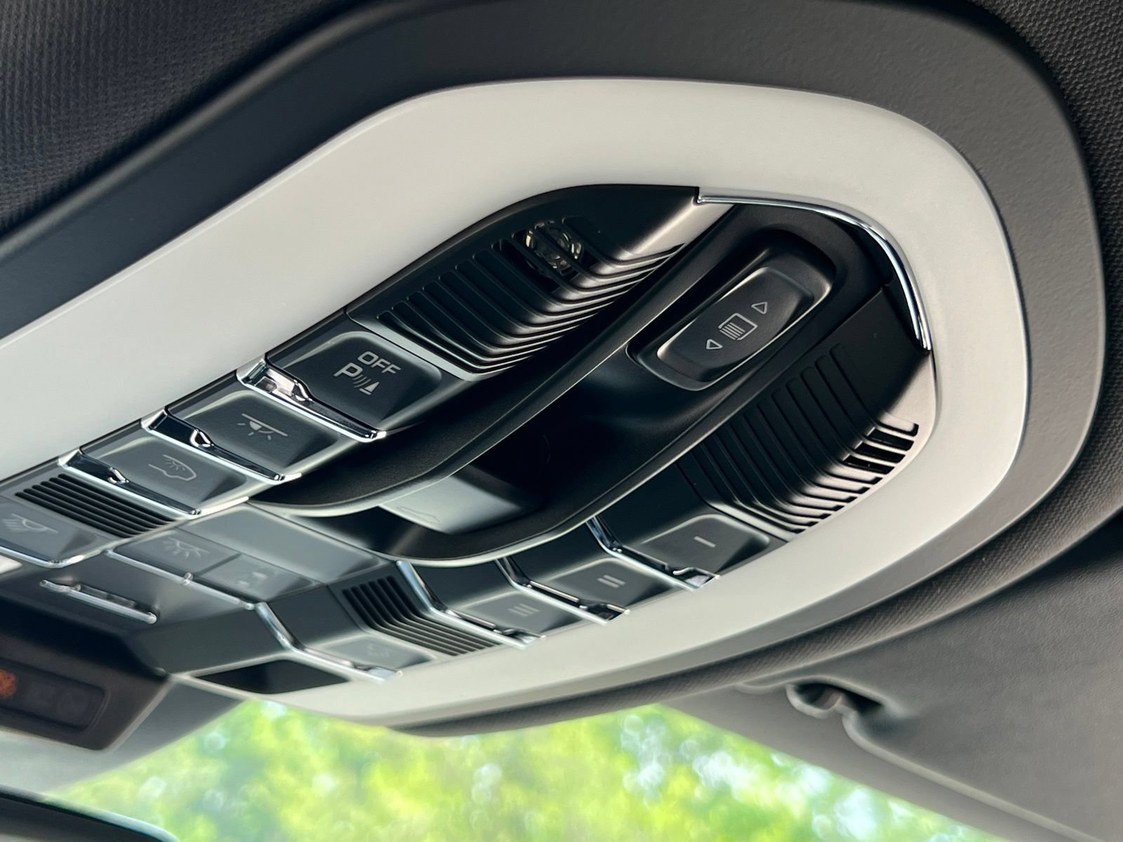 Certified 2026 Porsche Macan Turbo AWD/4WD image 38
