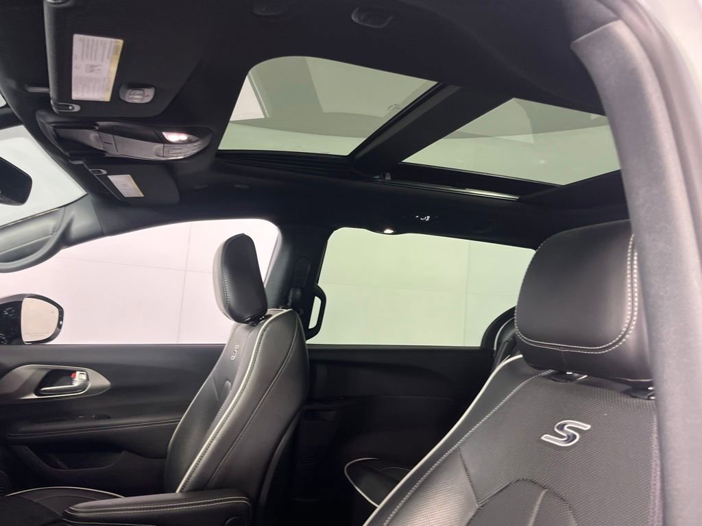 Used 2024 Chrysler Pacifica Premium image 21