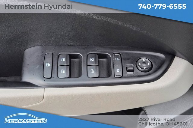 Used 2023 Hyundai Venue SEL image 16