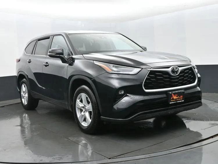 Used 2025 Toyota Highlander LE FWD image 2