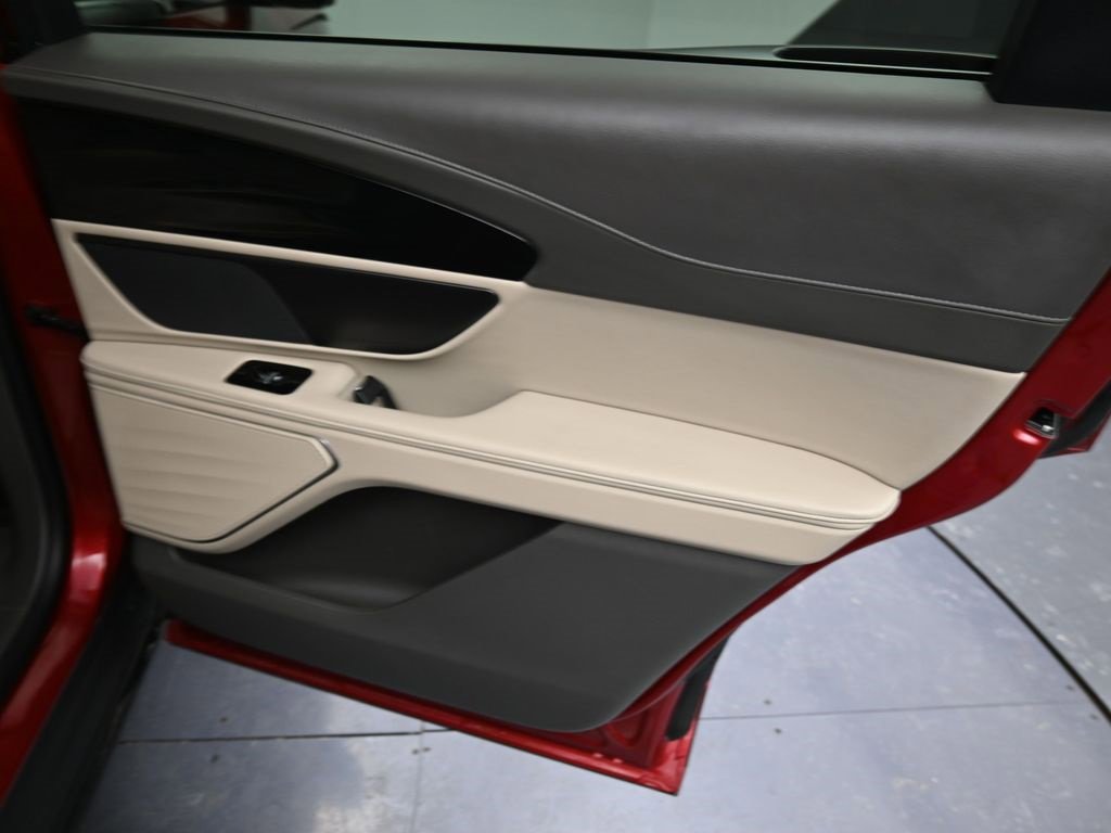 Used 2025 Lincoln Nautilus Premier image 25