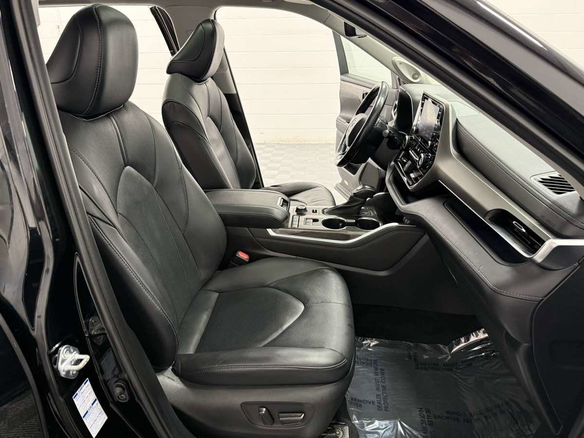 Used 2021 Toyota Highlander Limited image 16