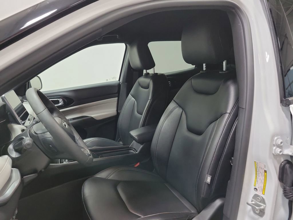 Used 2025 Jeep Compass Limited image 40