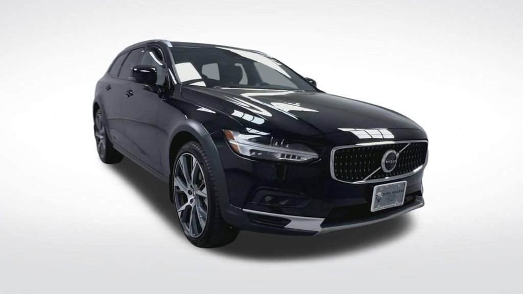 Used 2025 Volvo V90 B6 Cross Country Ultra w/ Climate Package AWD/4WD image 2