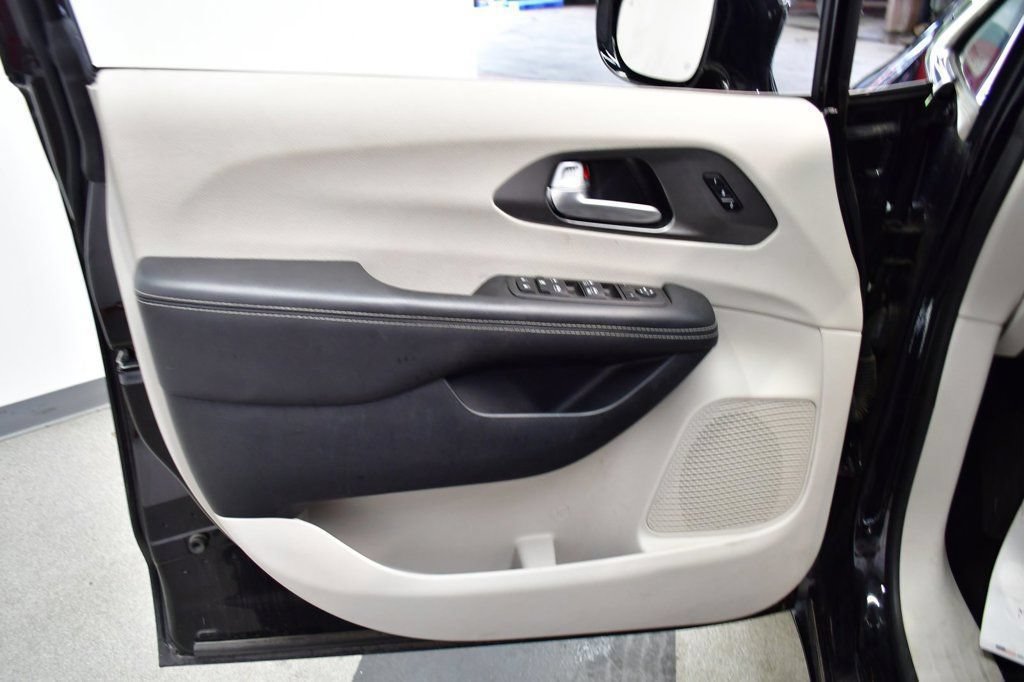 Used 2024 Chrysler Pacifica Touring-L FWD image 12