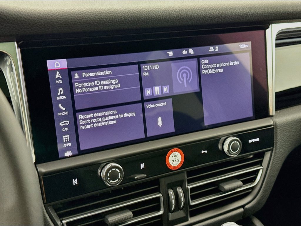 Certified 2025 Porsche Macan AWD/4WD image 18