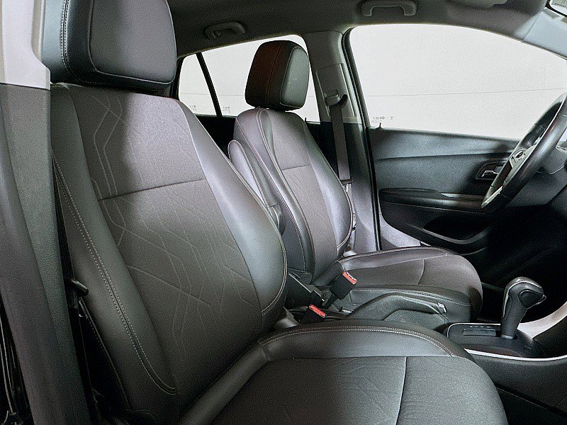 Used 2022 Chevrolet Trax LT w/ LT Convenience Package image 27