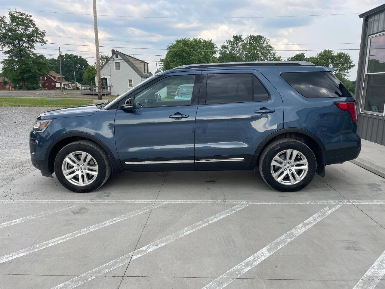 Used 2018 Ford Explorer XLT w/ Equipment Group 202A image 6
