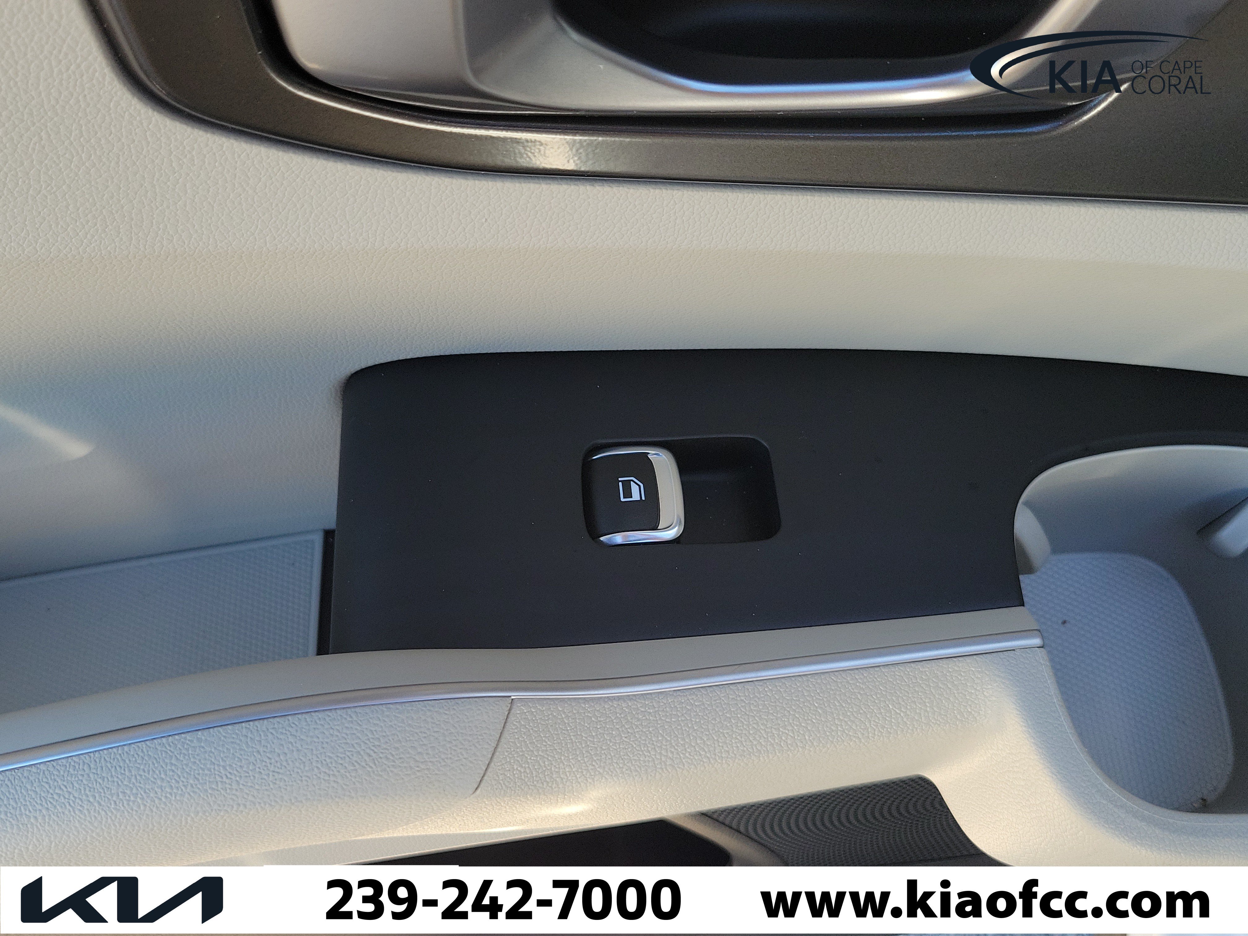 Certified 2025 Kia Sorento S w/ Panoramic Sunroof Package FWD image 16