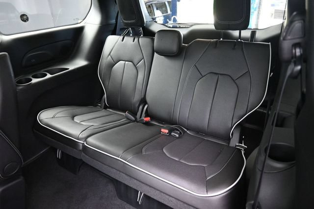 New 2027 Chrysler Pacifica Limited FWD image 12