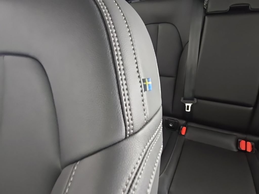 Certified 2025 Volvo XC40 B5 Plus AWD/4WD image 25