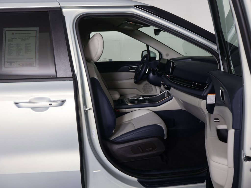 Used 2025 Kia Carnival EX image 30