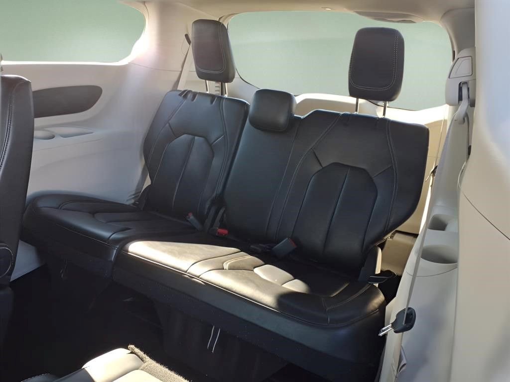 Used 2023 Chrysler Pacifica Touring-L FWD image 7