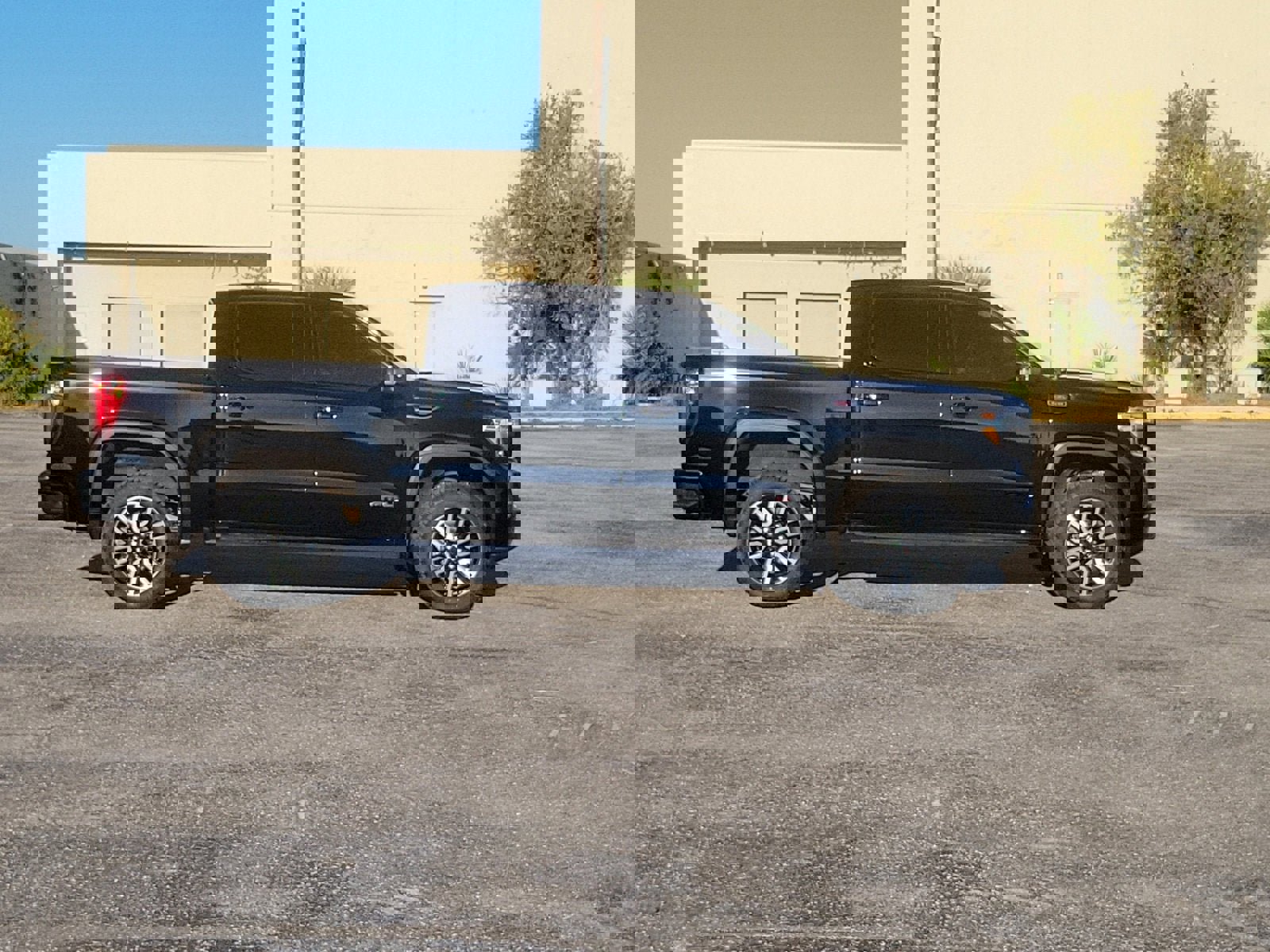 Used 2022 GMC Sierra 1500 AT4 w/ AT4 Premium Package image 5