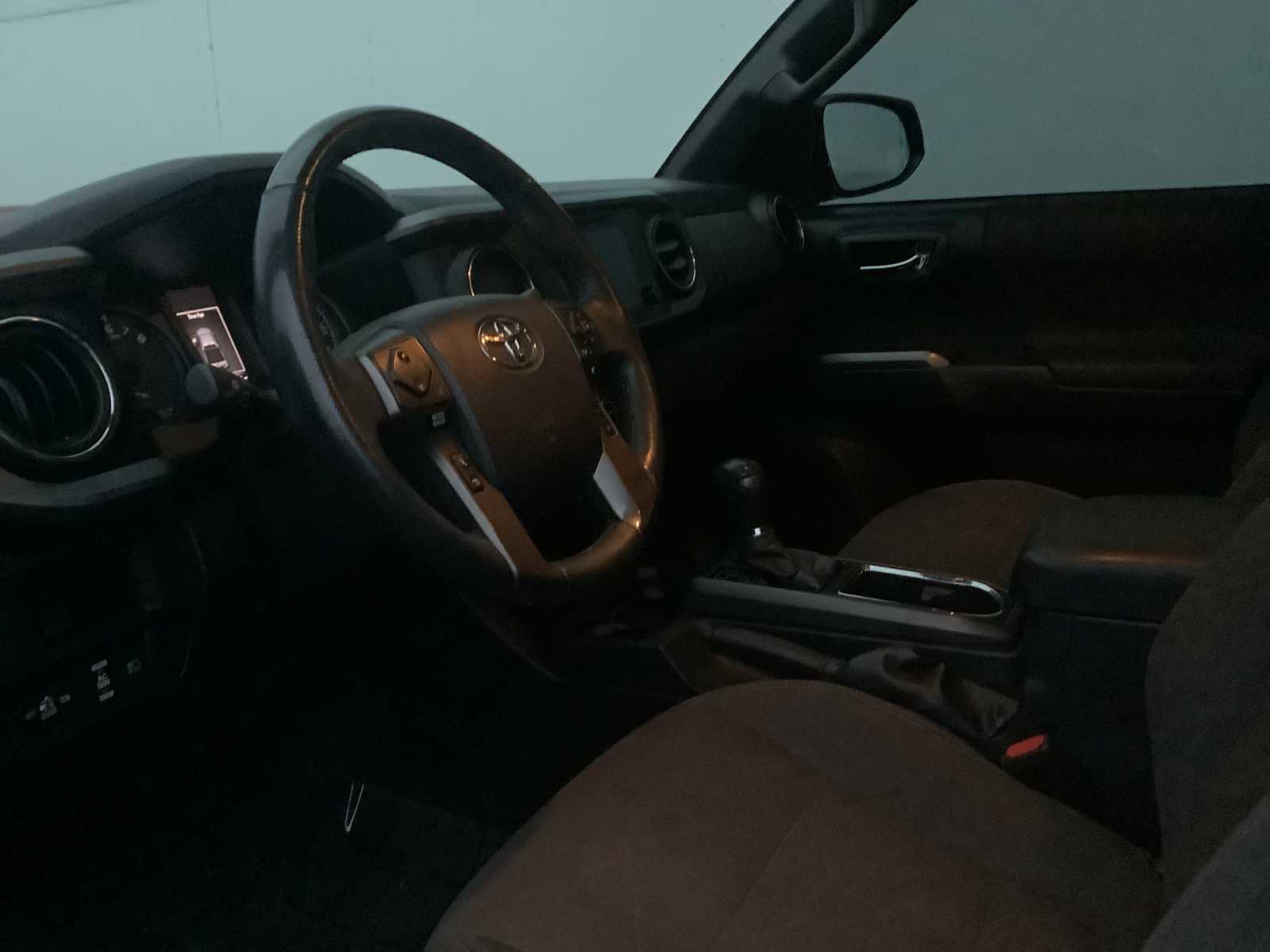 Used 2018 Toyota Tacoma TRD Sport image 3