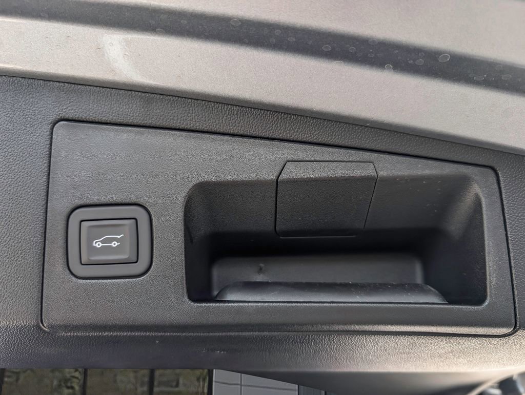 New 2025 Cadillac XT5 Luxury image 16