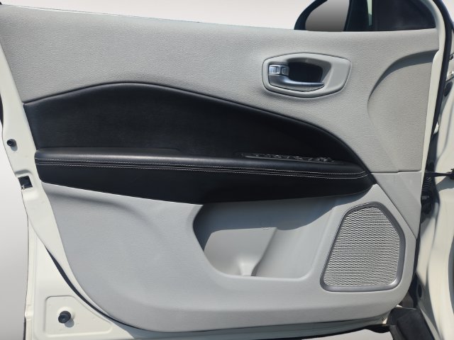 Used 2018 Jeep Compass Latitude w/ Popular Equipment Group FWD image 16